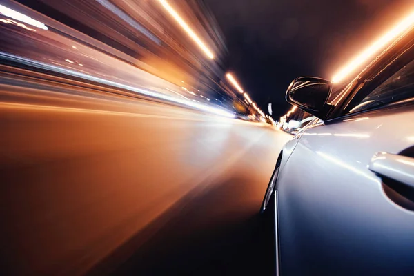 Coche en la carretera con fondo borroso movimiento . —  Fotos de Stock