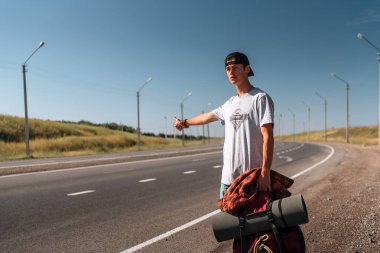 Otostop adam yola. Backpacker yolda