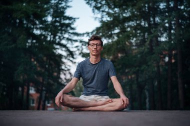 Şehirde meditasyon pratik adam.