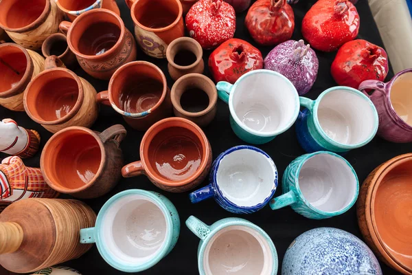 Werkstatt stellte Keramiktassen her. Ansicht von oben. — Stockfoto