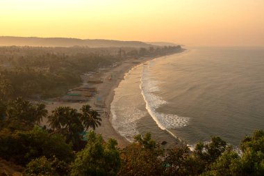 Şafak Arambol Beach'te. Erken sabah saat. Mountain view.