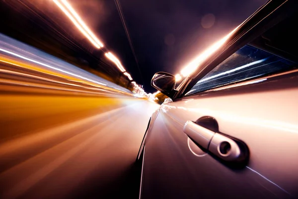 Auto op de weg met motion blur achtergrond. — Stockfoto