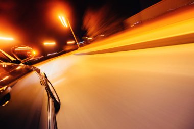 arka plan bulanıklık hareket ile yolda araba.