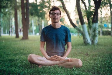 Şehirde meditasyon pratik adam.