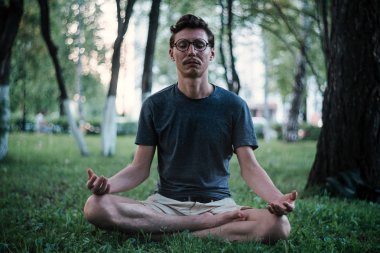 Şehirde meditasyon pratik adam.