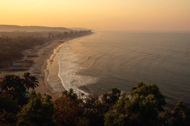 Şafak Arambol Beach'te. Erken sabah saat. Mountain view.