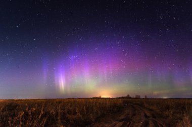 Kuzey ışıkları ile gece manzara. Aurora borealis