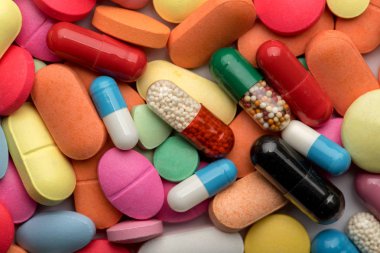 Eczane Tema. Çok renkli izole hap ve kapsül.