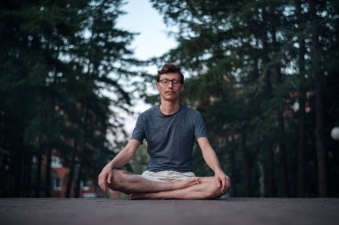 Şehirde meditasyon pratik adam.