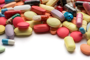 Eczane Tema. Çok renkli izole hap ve kapsül.