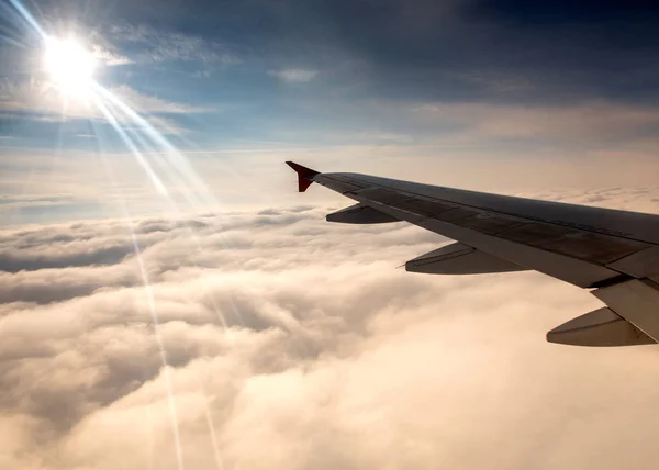 Ala de avião com nascer do sol e céu azul . — Fotografia de Stock