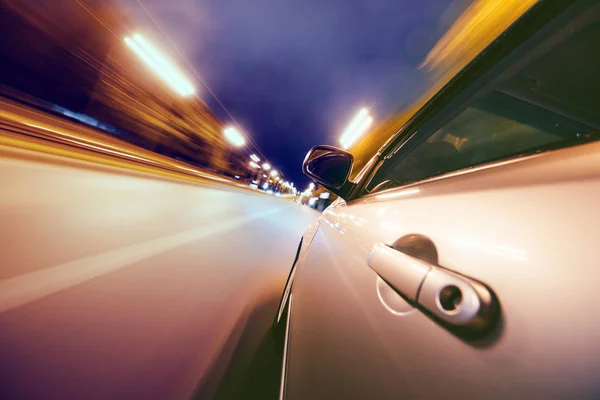 Auto op de weg met motion blur achtergrond. — Stockfoto