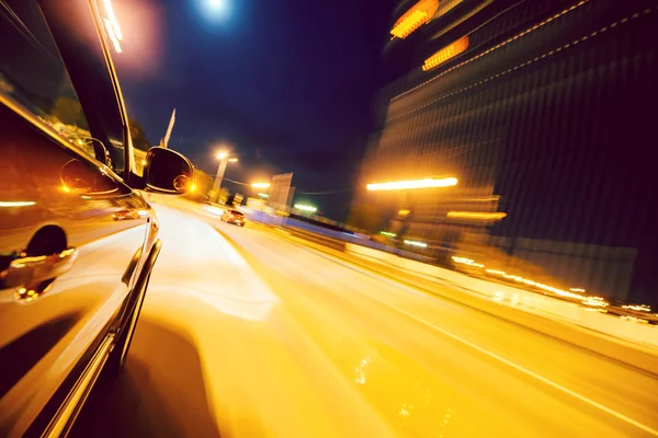 Coche en la carretera con fondo borroso movimiento . — Foto de Stock