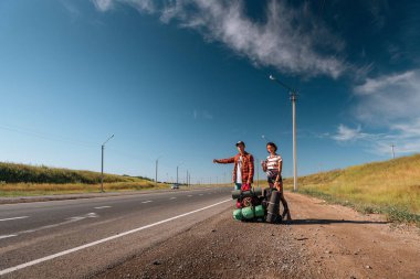 Otostop çift. Backpackers yolda