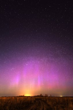 Kuzey ışıkları ile gece manzara. Aurora borealis