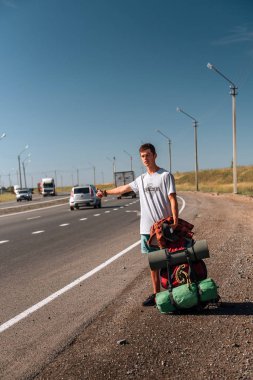 Otostop adam yola. Backpacker yolda