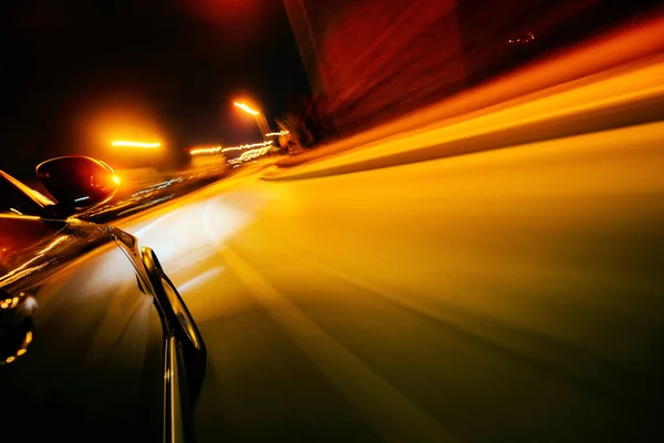 Carro na estrada com fundo borrão movimento . — Fotografia de Stock