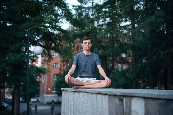 Man practicing meditation in city. — Stock Photo, Image