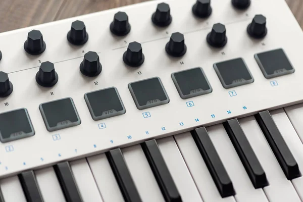 Клавиатура MIDI с прокладками и побрякушками . — стоковое фото