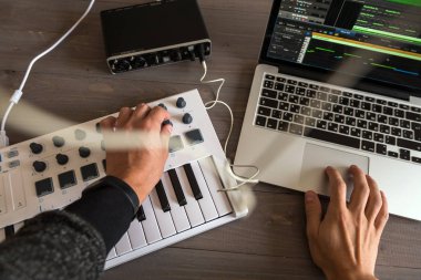 Müzisyen onun bilgisayar müzik tunes kaydediyor. Birinci şahıs bakış