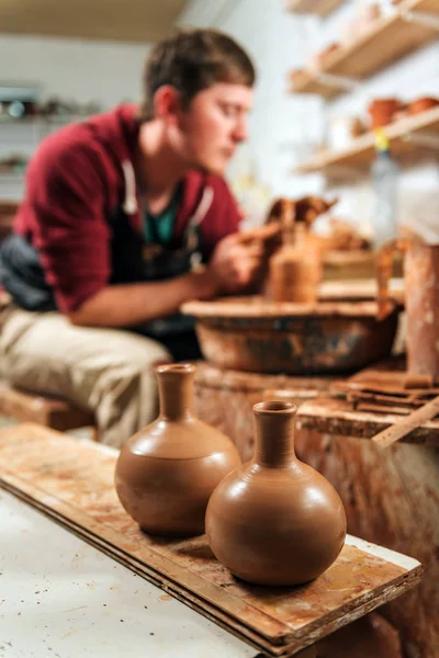 Töpfer am Werk. Werkstattplatz. — Stockfoto