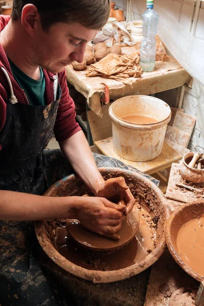 Un vasaio al lavoro. Luogo di lavoro. — Foto Stock