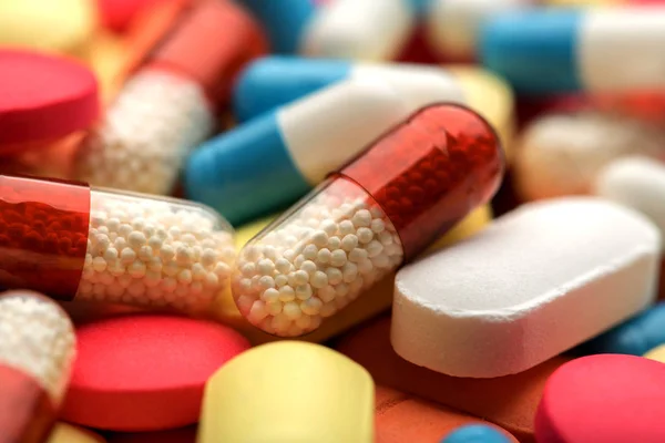 Apotheek thema. Veelkleurige geïsoleerde pillen en Capsules. — Stockfoto