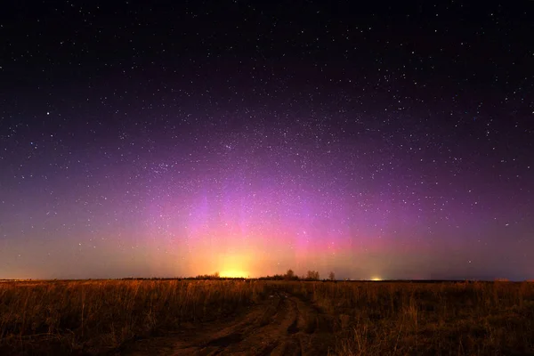 Nacht landschap met northern lights. Aurora borealis — Stockfoto