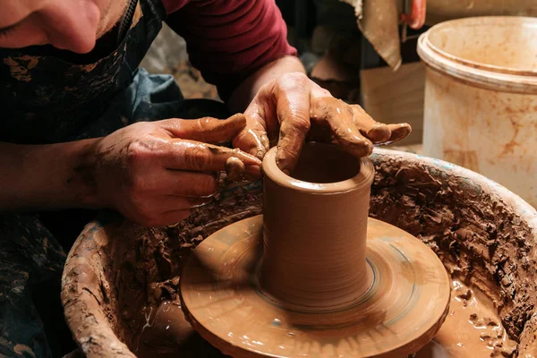 Potter w pracy. Miejsce warsztatów. — Zdjęcie stockowe