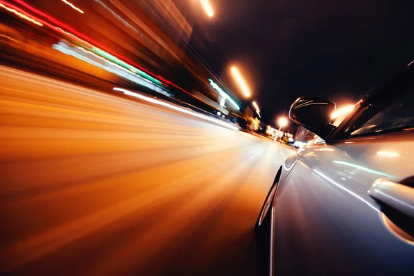 Coche en la carretera con fondo borroso movimiento . — Foto de Stock