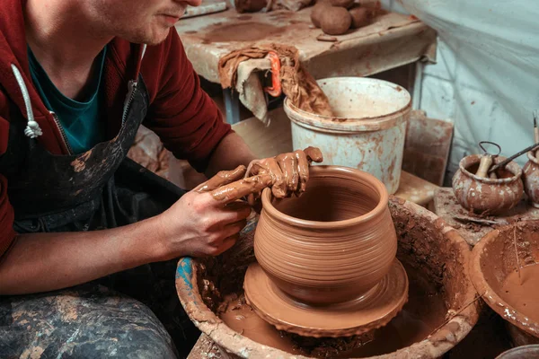 Potter w pracy. Miejsce warsztatów. — Zdjęcie stockowe