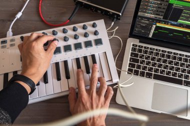 Müzisyen onun bilgisayar müzik tunes kaydediyor. Birinci şahıs bakış