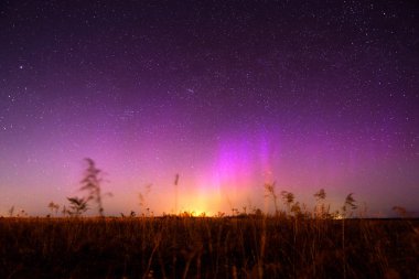Kuzey ışıkları ile gece manzara. Aurora borealis
