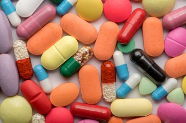 Eczane Tema. Çok renkli izole hap ve kapsül.