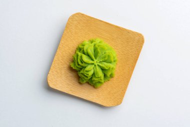 Wasabi bölümü bambu plaka üzerinde