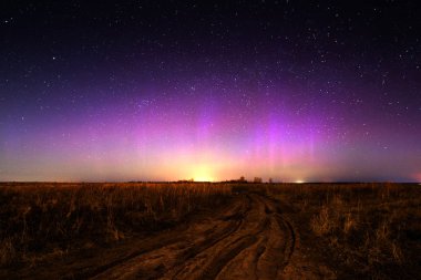 Kuzey ışıkları ile gece manzara. Aurora borealis