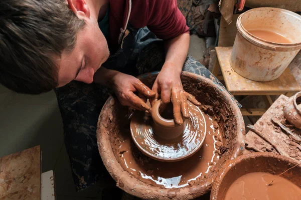 Potter en el trabajo. Lugar del taller. — Foto de Stock