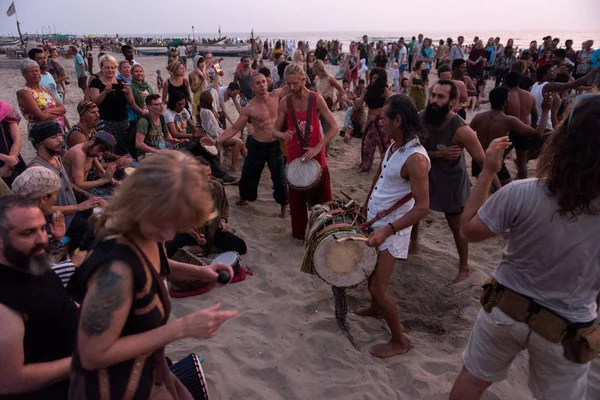 Drum circle v Goa. Lidé hrají společně. Indie, Goa. 15.01.2018 — Stock fotografie