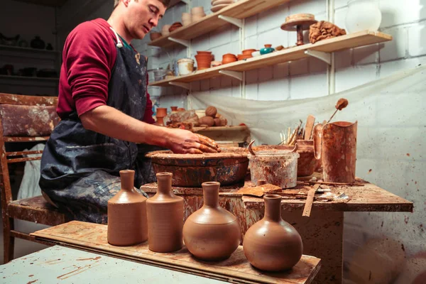 Töpfer am Werk. Werkstattplatz. — Stockfoto