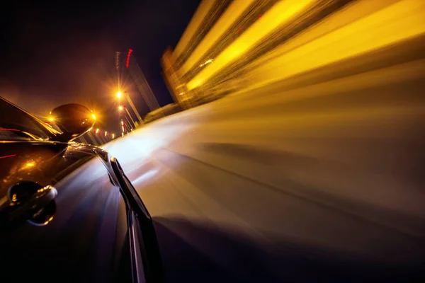 Carro na estrada com fundo borrão movimento . — Fotografia de Stock