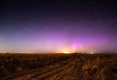 Kuzey ışıkları ile gece manzara. Aurora borealis