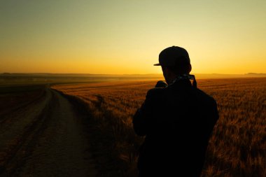 Adamı bir fotoğraf sunrise alanında