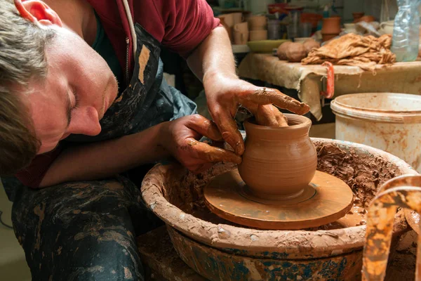 Potter en el trabajo. Lugar del taller. — Foto de Stock