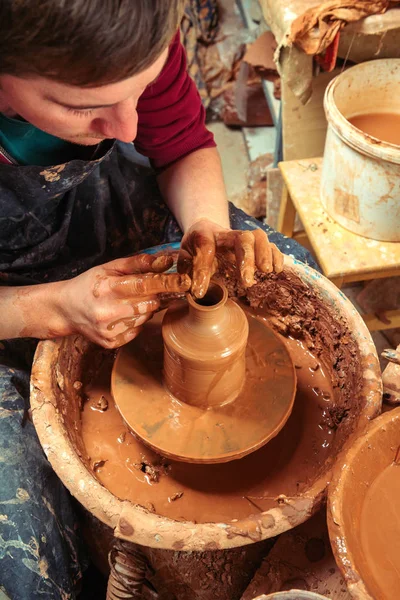 Potter dolgozik. Műhely helye. — Stock Fotó