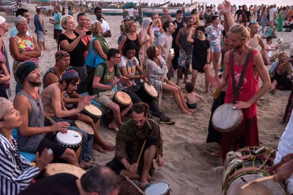 Drum circle v Goa. Lidé hrají společně. Indie, Goa. 15.01.2018 — Stock fotografie