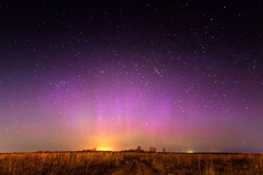 Kuzey ışıkları ile gece manzara. Aurora borealis