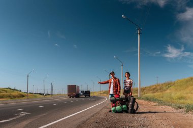 Otostop çift. Backpackers yolda