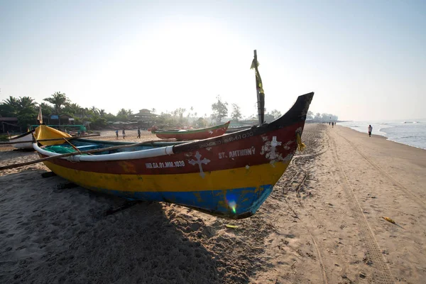 Barcos de pesca antiguos en la playa en Goa, India . — Foto de Stock