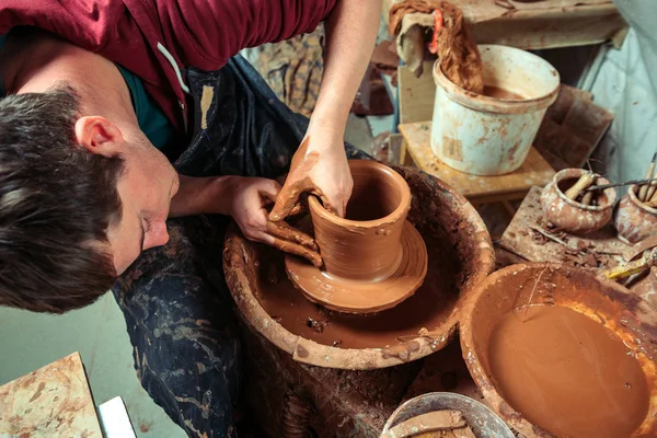 Potter op het werk. Werkplaats. — Stockfoto