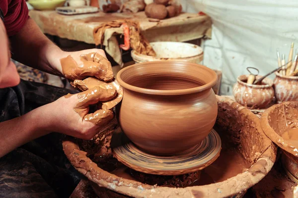 Potter på jobbet. Arbetsplats. — Stockfoto